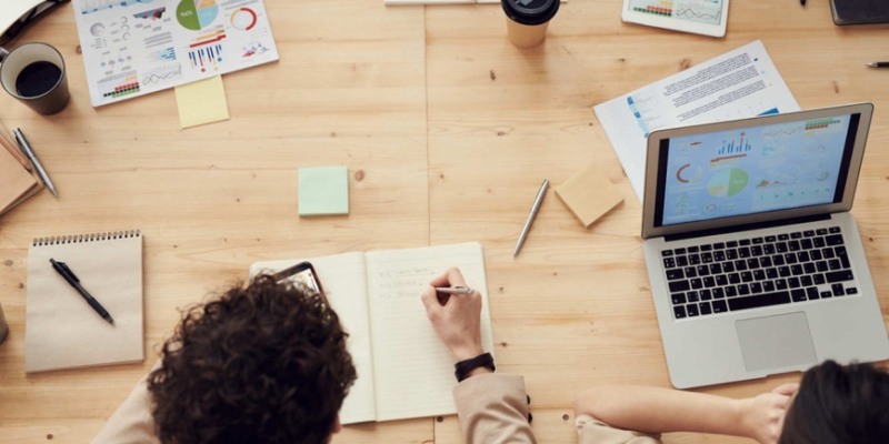 Etudier en entreprise sur YouTube